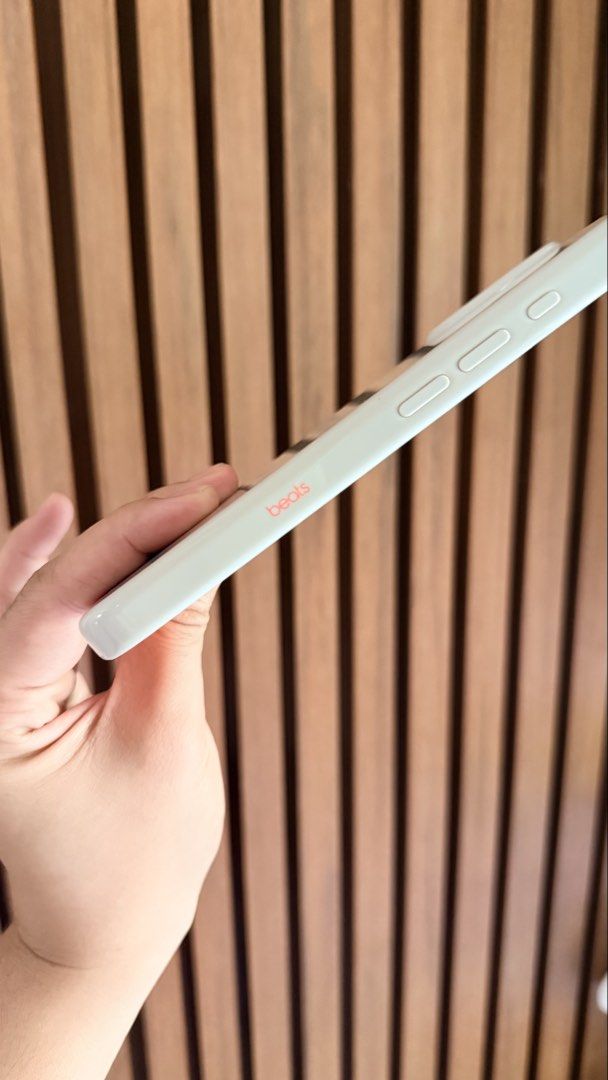 Beats Case with MagSafe for iPhone 16 (Category: Cases & Sleeves) located in San Jose. Submitted by analira (Listing ID 1466863181, Image 2). Description: Only tried on the phone for fitting and used for a few hours. MagSafe compatible and lightweight 🤍 Almost brand new!.