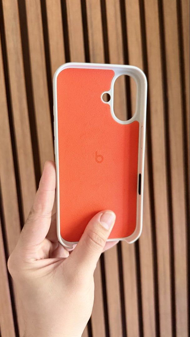Beats Case with MagSafe for iPhone 16 (Category: Cases & Sleeves) located in San Jose. Submitted by analira (Listing ID 1466863181, Image 3). Description: Only tried on the phone for fitting and used for a few hours. MagSafe compatible and lightweight 🤍 Almost brand new!.