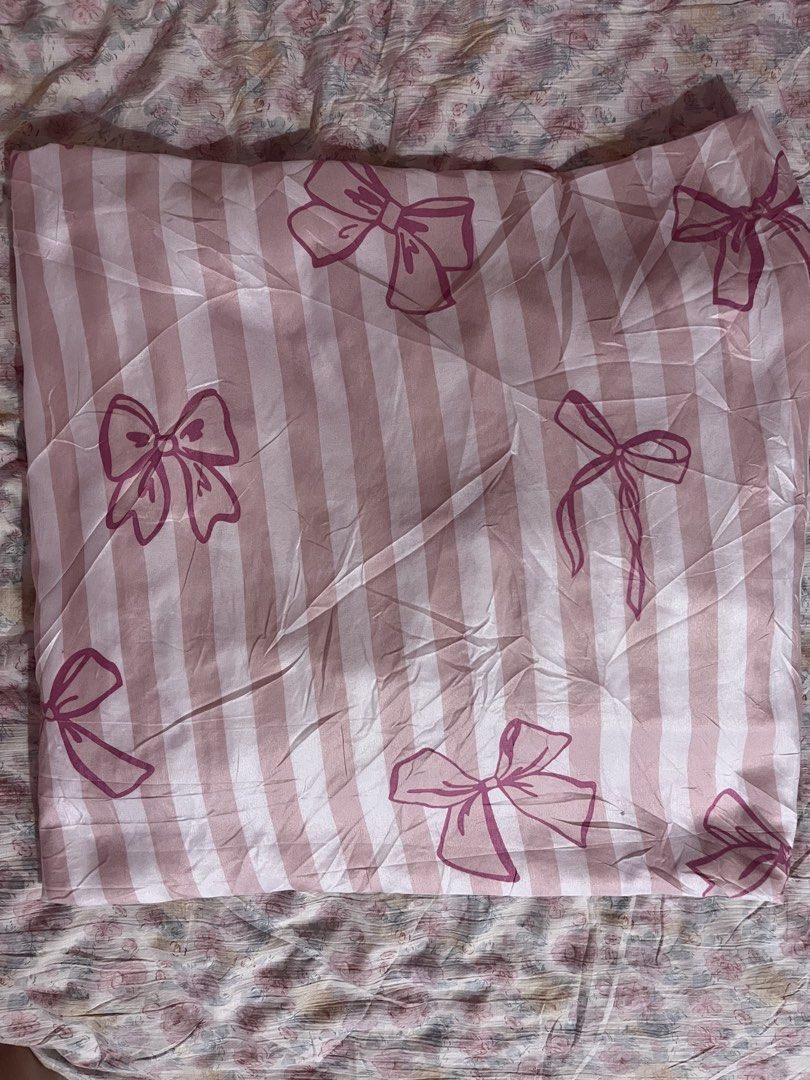 Bedsheet (Category: Bedding & Towels) located in Caloocan City. Submitted by Gucci00021 (Listing ID 1466875280, Image 3). Description: Bedsheet size queen-king pink stripe ribbon-230lightweight polycotton(minimal run) beige floral-270cotton makapal blue gingham dog-270cotton lightweight cute dogs-250 polycotton lightweight blue gingham-270 cotton mauve pink gingham-270 cotton bunny- 280cotton or polycotton(not sure sa fabric) .