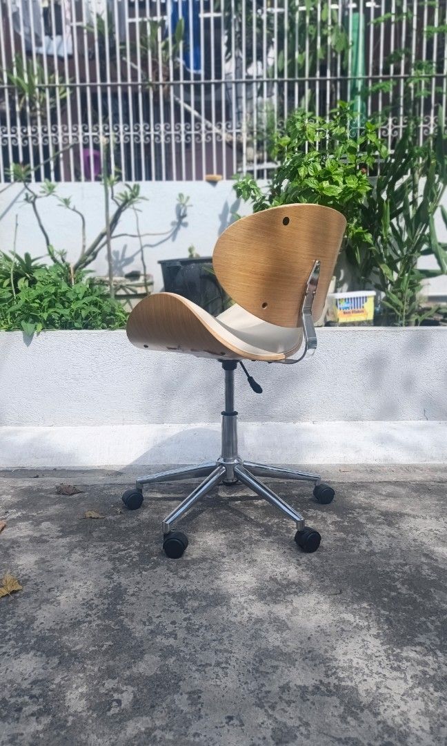 Belaini Rotterdam chair (Category: Chairs) located in Santa Rosa. Submitted by tonyhawk0592 (Listing ID 1466833718, Image 3). Description: .