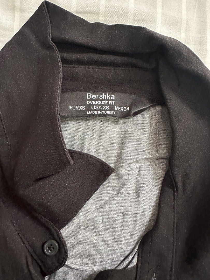 Bershka Black Oversize Fit Button Down (Category: Tshirts & Polo Shirts ) located in Manila. Submitted by ilovemikunakano (Listing ID 1466906631, Image 2). Description: - Size XS (Oversized fit) - Used only once .
