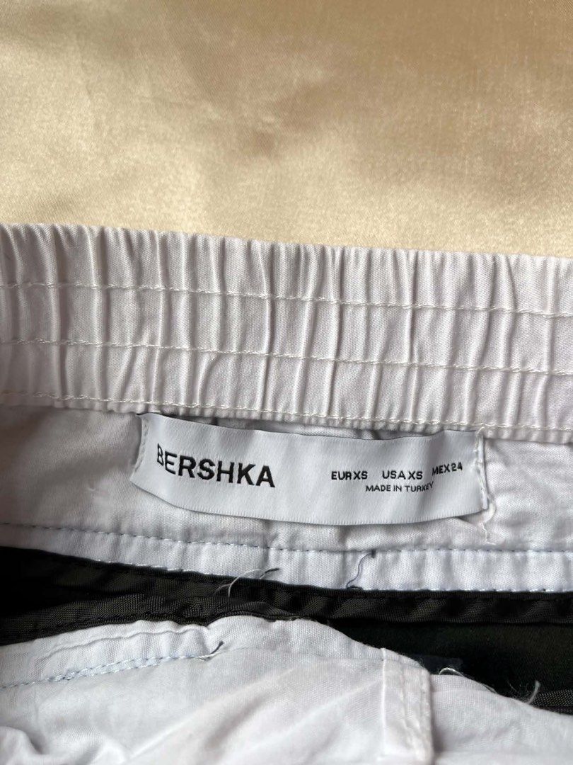 Bershka Cargo Mini Skirt (Category: Skirts) located in Baguio. Submitted by babycece (Listing ID 1466951907, Image 2). Description: bnew no tags.