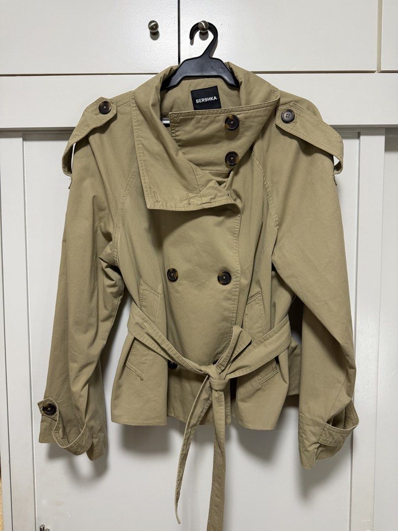 Bershka Short Trench Coat (Category: Coats, Jackets and Outerwear) located in Quezon City. Submitted by _shopjhcloset (Listing ID 1466910261, Image 3). Description: Bershka Trench Coat (orig: ₱3,595) Size: L Color: Khaki **Worn once only Perfect for: Stylish autumn layering and everyday chic outfits.