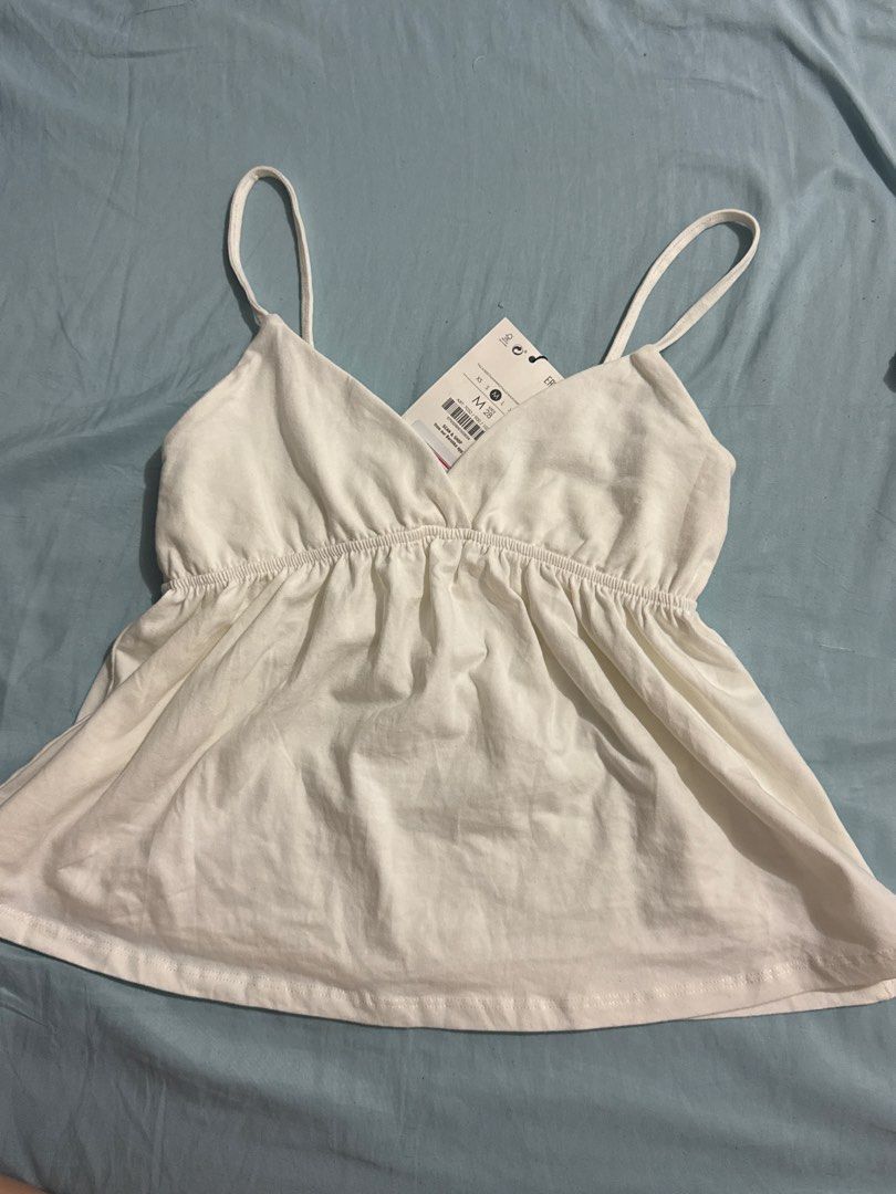Bershka White Peplum Top (Category: Sleeveless) located in Manila. Submitted by kairelsten (Listing ID 1466901212, Image 1). Description: - Brand: Bershka - Size: Medium - Color: White - Condition: Brand new with tags (BNWT) - Material: Soft cotton blend - Can do meet ups around UST, Vertis North and BGC - Can do delivery through lalamove.