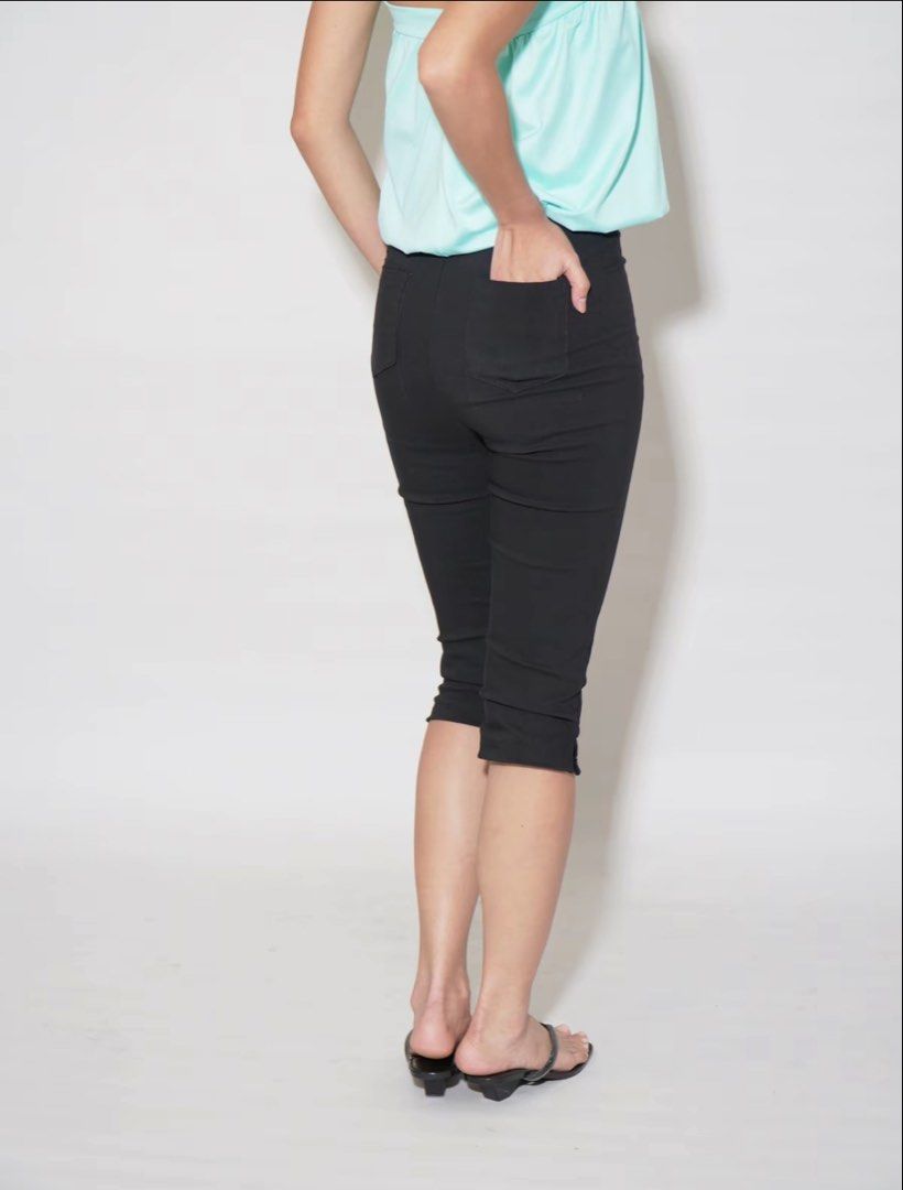 Black Capri Pants Stretch Cropped Leggings With Back Pockets (Category: Jeans) located in Manila. Submitted by genevpalen64141 (Listing ID 1466775491, Image 2). Description: Fhilar Capri Pants - Original Version - Color: Black - Size: XS-S - RFS: A bit small on me (my size ref: 26 waist, 36 hips) - Bought from tiktok shop, just tried it on, never worn or washed - 350 pesos when I bought it - Location: Imus/Kawit/Tanza, Cavite .