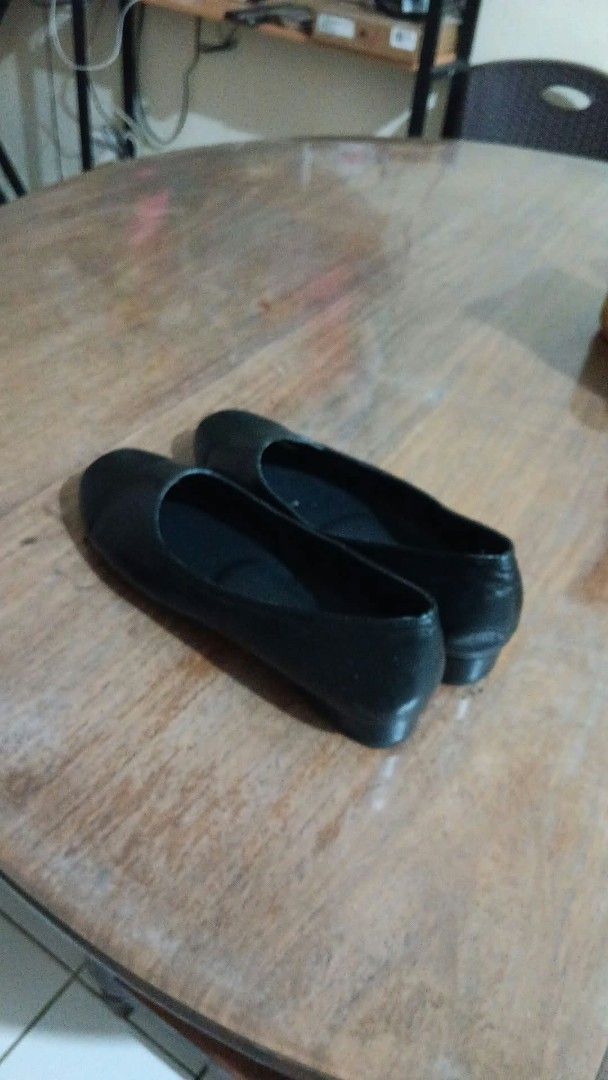 Black Closed-Toe Low Heel Flats (Category: Flats & Sandals) located in Manila. Submitted by spicypeaches (Listing ID 1466970636, Image 1). Description: - Color: Classic Black - Style: Closed-toe slip-on flats with low block heels - Comfort: Cushioned insoles for all-day wear - Condition: Clean overall, soles show very minimal wear - Versatility: Perfect basic pair for work, school, or casual daily outfits that matches everything 28cm length (size