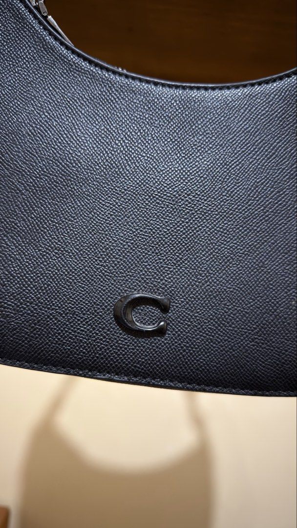 BLACK COACH HOBO BAG (Category: Shoulder Bags) located in Manila. Submitted by urban.vintage (Listing ID 1466918832, Image 2). Description: ISSUE: ZIPPER INSIDE ( NEED WASH ) MOP :GCASH ( NO COD ) SHIP VIA : LALAMOVE & J&T LOCATION : PASIG CITY OFF / LEGIT.