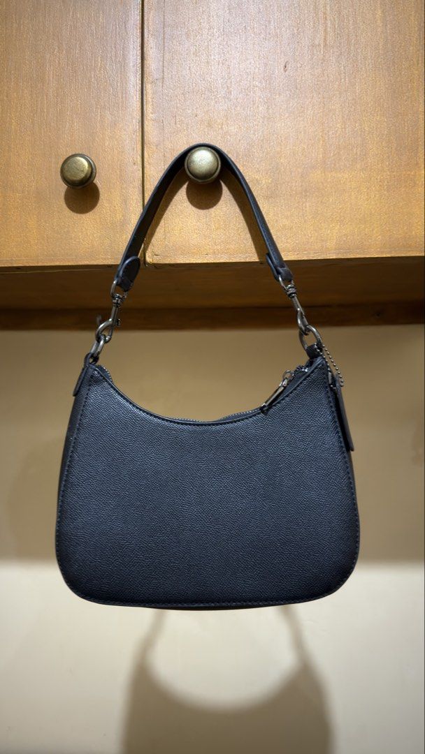 BLACK COACH HOBO BAG (Category: Shoulder Bags) located in Manila. Submitted by urban.vintage (Listing ID 1466918832, Image 3). Description: ISSUE: ZIPPER INSIDE ( NEED WASH ) MOP :GCASH ( NO COD ) SHIP VIA : LALAMOVE & J&T LOCATION : PASIG CITY OFF / LEGIT.
