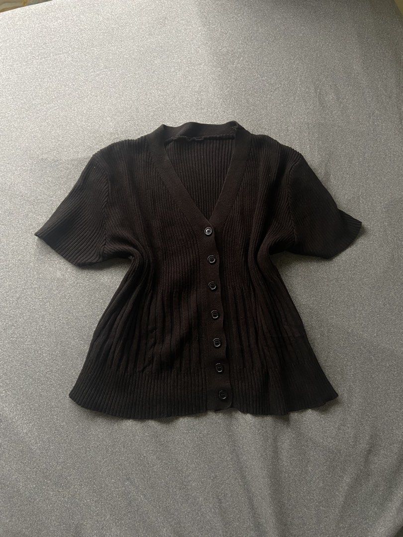 Black Knitted Basic Tee Top (Category: Others Tops) located in Pasig City. Submitted by ellerarissime (Listing ID 1466833812, Image 1). Description: RFS: Decluttering. Size: Small-Medium Sales are slightly negotiable. PM for more item inquiries. Loc: Pasig (Santolan Area).