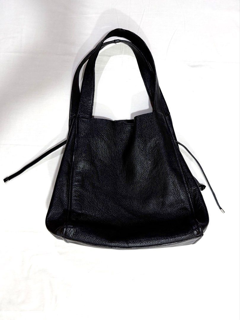 Black Leather Tote Bag with Front Pocket (Category: Tote Bags) located in Baguio. Submitted by crispy2600 (Listing ID 1466842993, Image 2). Description: Zara Basic Collection Leather Tote Bag Height 14” Width 21.5 tapers to 16” at the base Depth 8” Drop/Handle 9” Bought in store, not ukay. Healthy conditioned leather and clean suede inner… used with care:) it has some small signs of use served me well but i want to own less bags! LOC BAGUIO 1,500