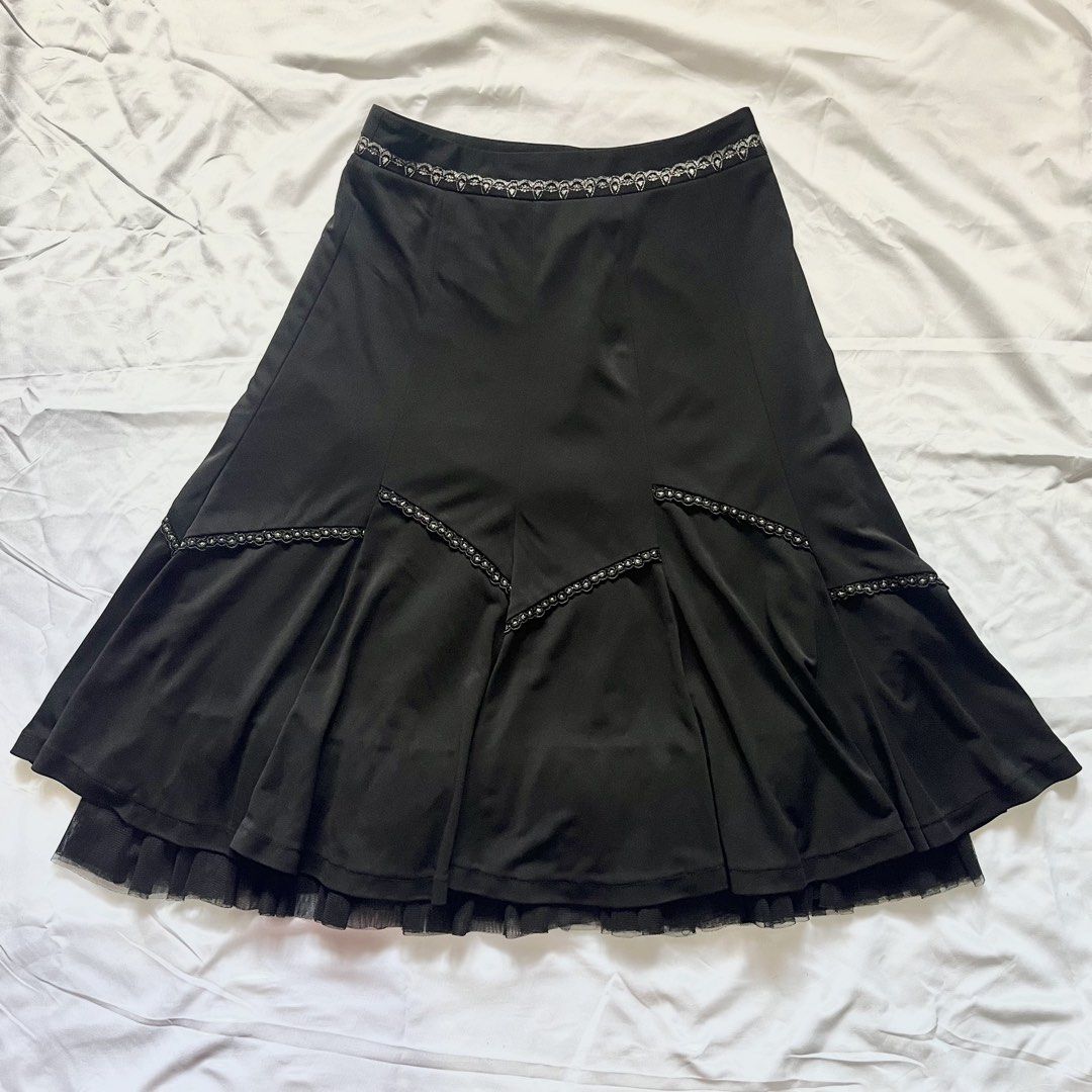 BLACK MIDI SKIRT (Category: Skirts) located in Aloran. Submitted by cattycartz (Listing ID 1466802524, Image 1). Description: 27 inch waist 24 inch length MOP: MAYA MOD: JNT.