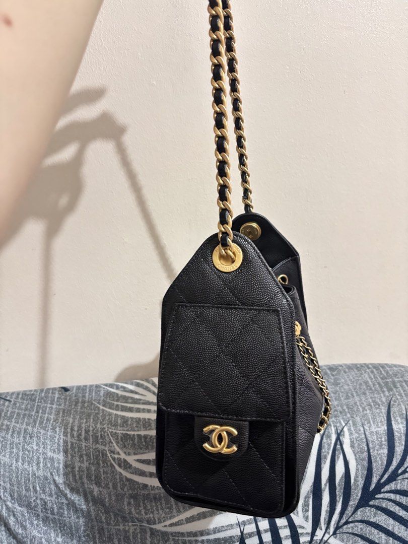 Black Mini25 🖤 (Category: Shoulder Bags) located in Manila. Submitted by anneprlvdbgs (Listing ID 1466916352, Image 2). Description: Selling my CC25 mini Sobrang Pretty mga sis♥️ ✔️mini size in caviar leather ✔️(Microchipped) ✔️used once, naka-display lang😅 ✔️thrifted, Japan-sourced ✔️Comes with drawstring dustbag ₱ 6,580 (LP) 💌DM me if you’re interested 📍Makati City.
