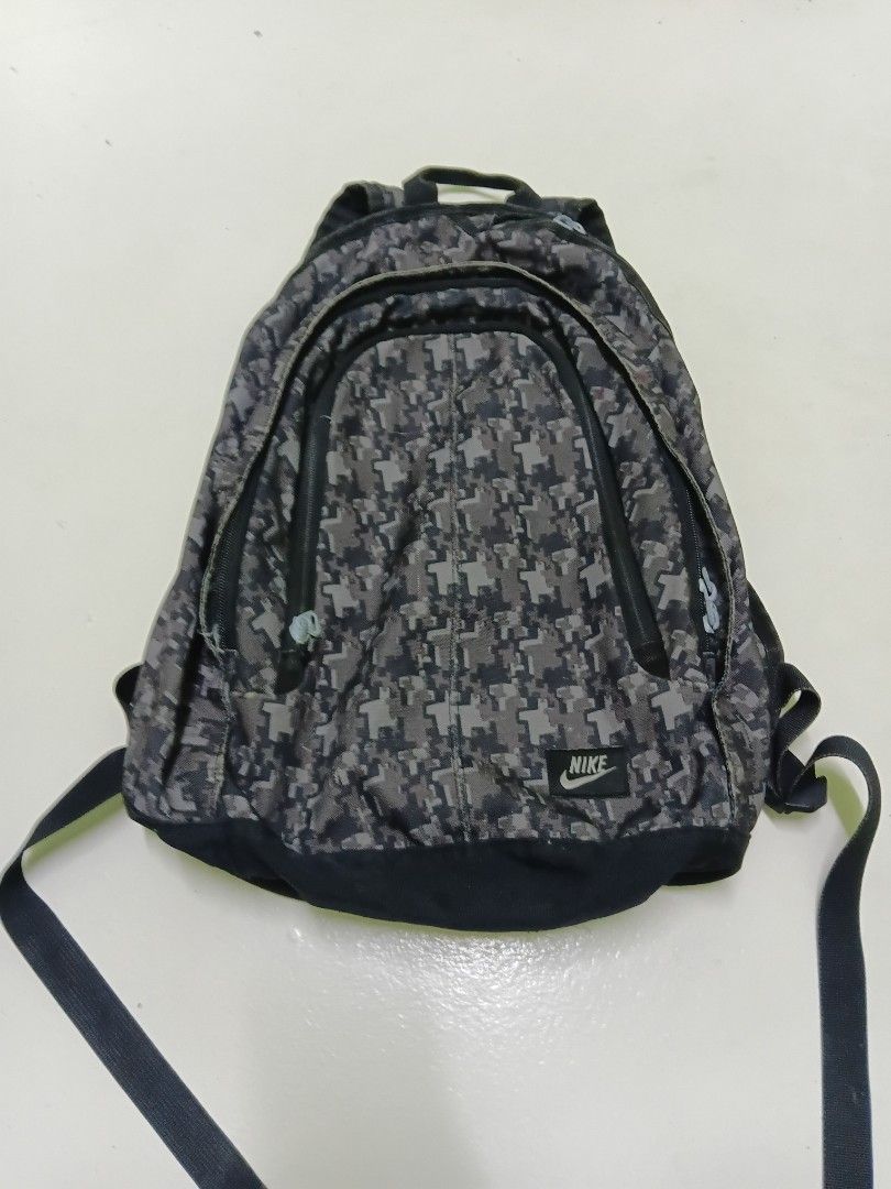 Black navy Nike backpack (Category: Backpacks) located in Manila. Submitted by daphnefinds (Listing ID 1466962124, Image 1). Description: NEED WASH AS IS LP NA.