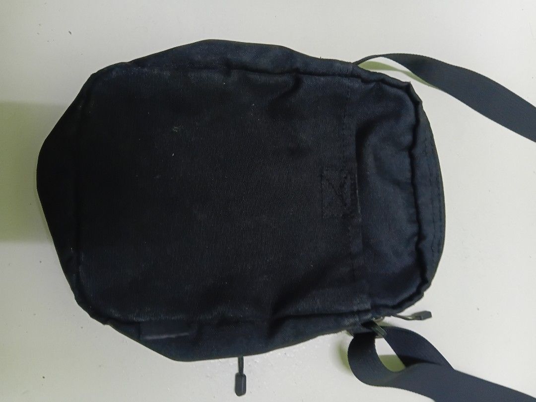 Black nike sling (Category: Sling Bags) located in Manila. Submitted by daphnefinds (Listing ID 1466962292, Image 3). Description: need wash.