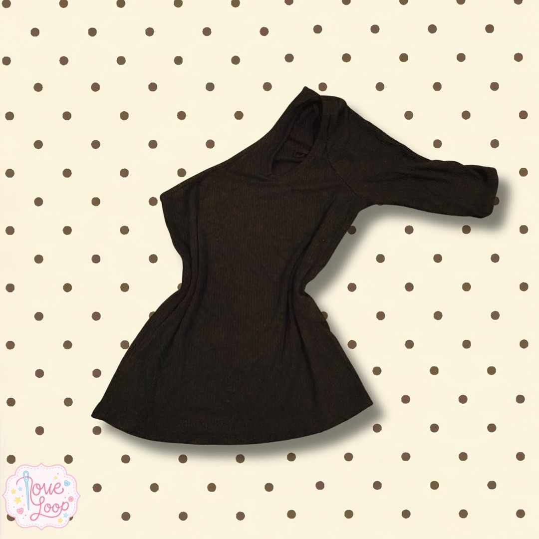 Black One-Shoulder Ribbed Top with Cutout Neckline (Category: Sleeveless) located in Manila. Submitted by love.loop (Listing ID 1466892151, Image 1). Description: - Color: Black - Design: Asymmetric one-shoulder with a chic cutout near the collar - Sleeve: Single three-quarter length sleeve - Fit: Fitted silhouette with a slight flare at the hem - Fabric: Stretchy, highly comfortable material - Styling: Pairs effortlessly with high-waisted jeans 