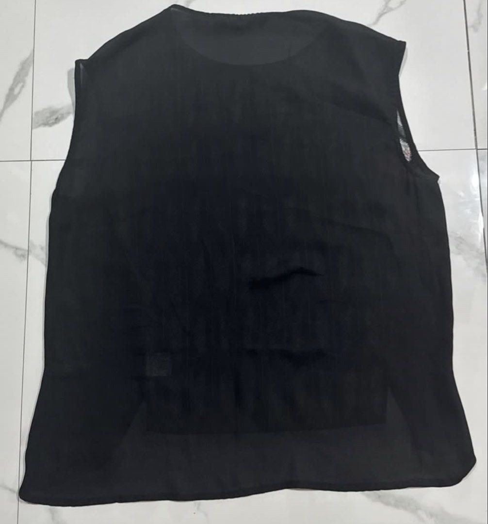 Black patterned sleeveless blouse size M (Category: Sleeveless) located in Pasay City. Submitted by szepter (Listing ID 1466793671, Image 2). Description: - Black sleeveless blouse with a striking tribal arrow front panel - Size: Medium (tag attached) - Fit: Relaxed with a flattering scoop neckline and longer back hem - Material: Lightweight, airy chiffon-like fabric - Styling: Perfect for effortless everyday wear with jeans or trousers.