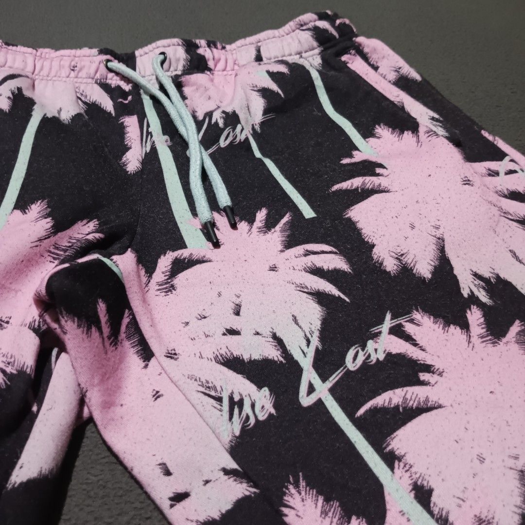 Black Pink Palm Tree Graphic Sweatpants Joggers (Category: Joggers) located in Manila. Submitted by eyldrn (Listing ID 1466877832, Image 3). Description: Brand: WeSC Men's Paradise Lost Fleece Jogger Sweatpants 📏DIMENSION (INCHES) 📏Size: Free size 📏Length: 39 📏Thigh: 14.5 📏Leg Opening: adjustable 🗂️DETAILS ✨Issue: none ✨Condition: Very Good ✨Color Rate: 9.8/10 ✨Fabric: cotton 💸PRICE:₱300 🤔REMINDERS Please read the item details before purc