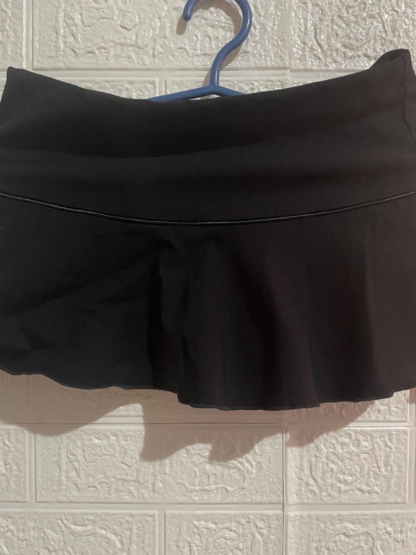 Black pleated mini skirt activewear (Category: Skirts) located in Manila. Submitted by myshanshine (Listing ID 1466802656, Image 1). Description: - Color: Classic black - Style: Flared with a pleated bottom hem - Waistband: Smooth with piped trim - Fit: Short length, lightweight fabric - Versatility: Perfect for casual days or workouts, easy to match with any top.