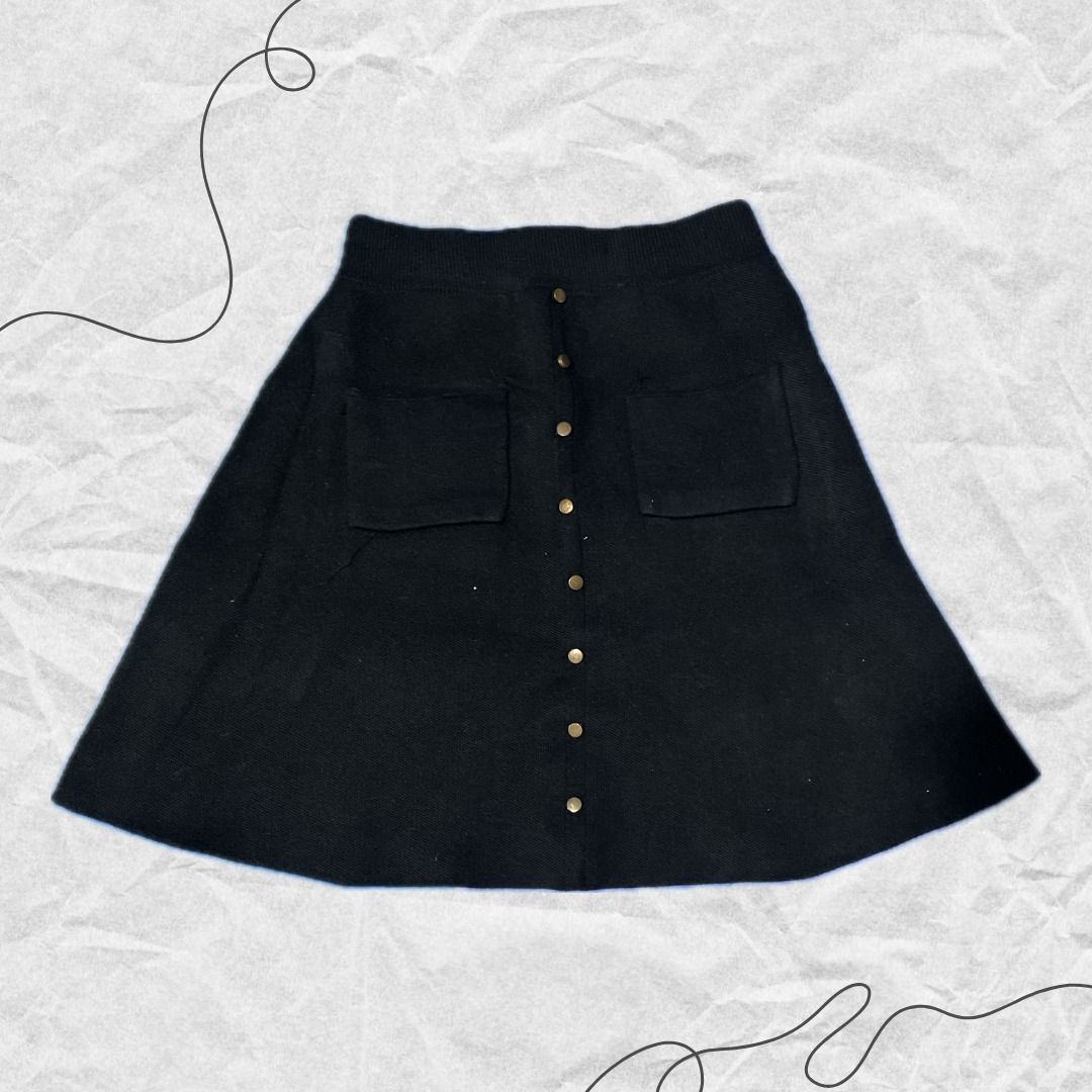 Black Skirt (Category: Skirts) located in Manila. Submitted by lovedbydeviii (Listing ID 1466855453, Image 1). Description: Black Skirt 🧵Php 125 👗Size: Freesize (stretchable) 👗Slightly used * note that color may slightly vary due to lighting .