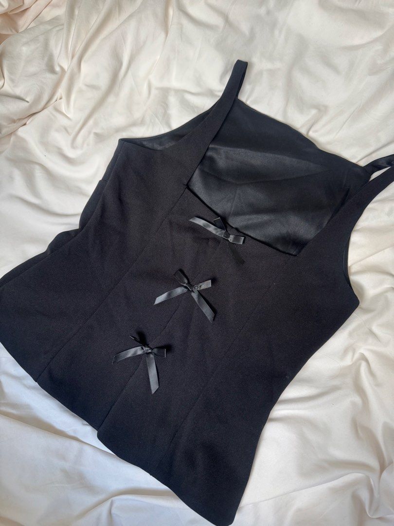 Black sleeveless timeless top (Category: Blouses) located in Davao. Submitted by charmisokay (Listing ID 1466809077, Image 3). Description: Bought on shein for 450 location: Metro Manila, Taft Avenue mop: G-cash or BDO mod: J&T or Lalamove.