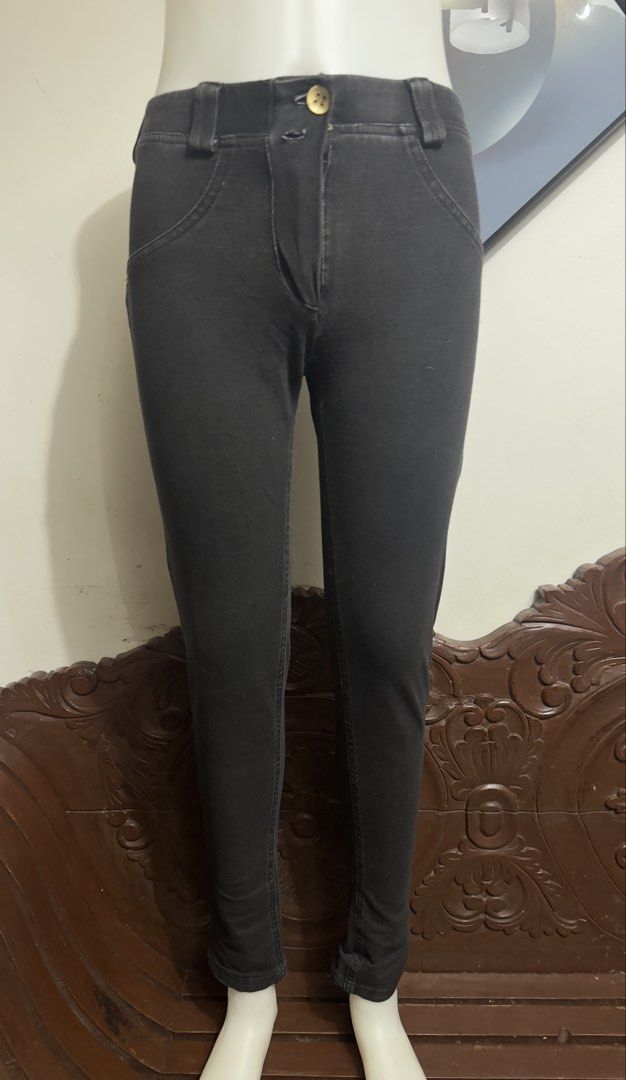 black Slim Fit Denim Jeans (Category: Jeans) located in Marikina City. Submitted by lorradel (Listing ID 1466795408, Image 1). Description: - fits 26-28 waist skinny jeans with curved front pockets and back yoke detailing. Fitted cut from waist down to ankles. Button closure and belt loops included. Stretch denim material hugs the legs comfortably. Great staple piece for daily outfits. -mannequin length waist to top ankle 38 in ; to floor 41 inch