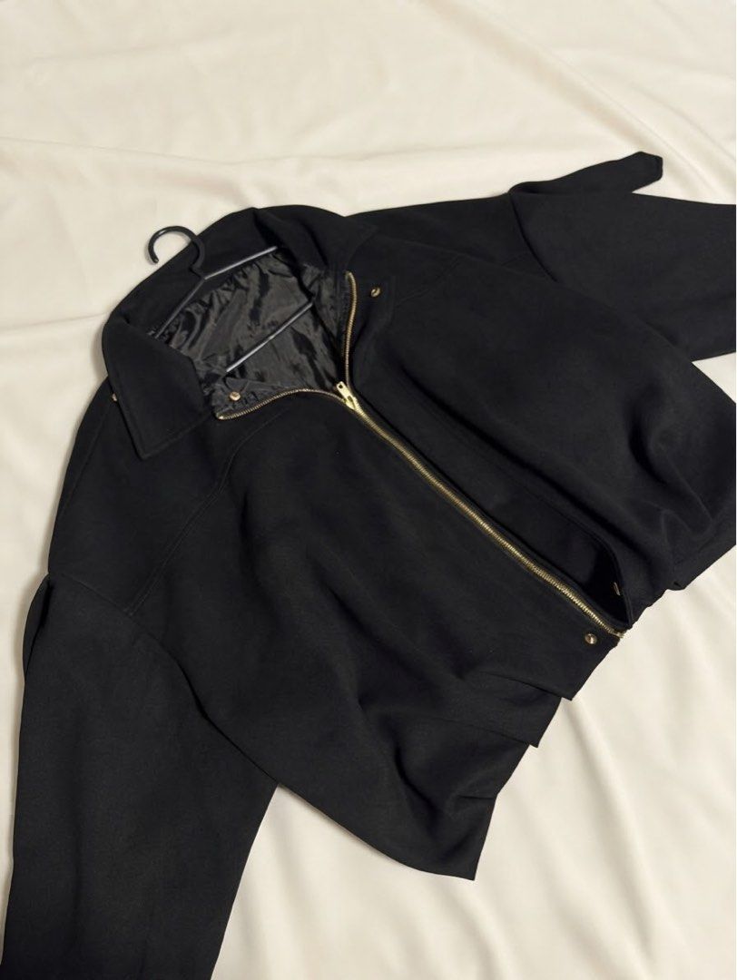 Black Suede Bomber Jacket (Category: Coats, Jackets and Outerwear) located in Manila. Submitted by glossywife (Listing ID 1466910296, Image 1). Description: Used once Similar to Zara Size Medium Mop: Bank Transfer Mod: GrabExpress / Lalamove / J&T Helping tags: Brandy Melville Zara Isa the label H&M Cotton On Stradivarius Phia Hollister Subdued John Galt Miu the label Traje Linen Bershka Aritzia Princess Polly Free People Realisation Par Meshki O
