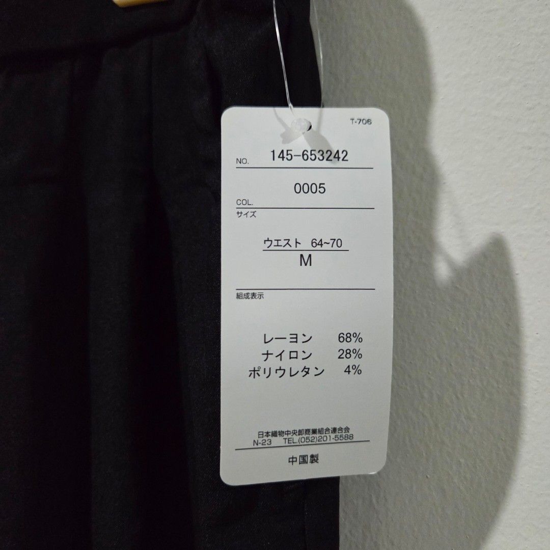 Black Tapered Pants from Japan (Category: Jeans) located in San Nicolas. Submitted by mllc523 (Listing ID 1466816965, Image 2). Description: size M, fits 25" to 27", garterized back length: 37.5".