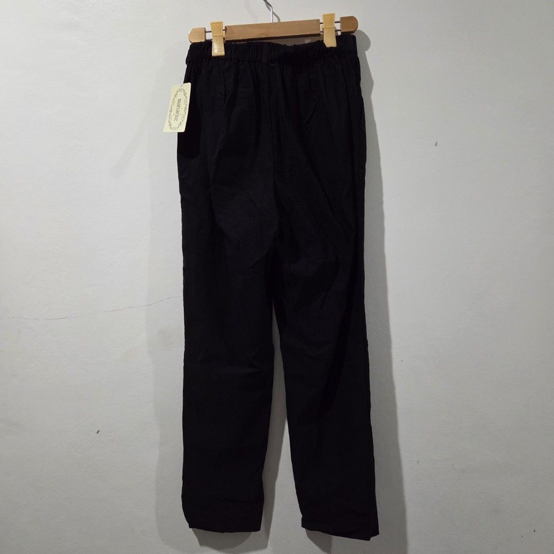 Black Tapered Pants from Japan (Category: Jeans) located in San Nicolas. Submitted by mllc523 (Listing ID 1466816965, Image 3). Description: size M, fits 25" to 27", garterized back length: 37.5".
