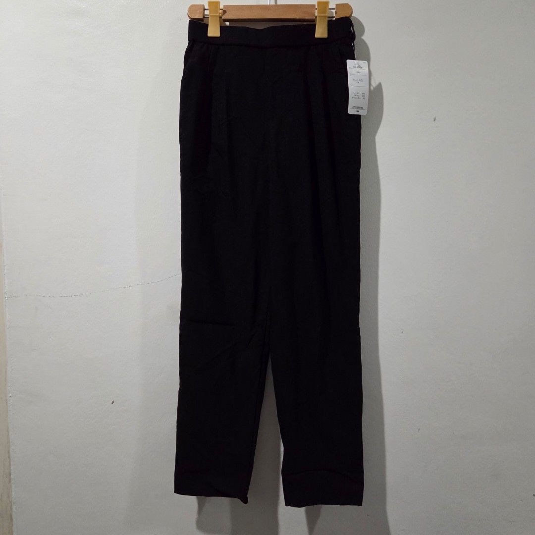 Black Tapered Pants from Japan (Category: Jeans) located in San Nicolas. Submitted by mllc523 (Listing ID 1466816965, Image 1). Description: size M, fits 25" to 27", garterized back length: 37.5".