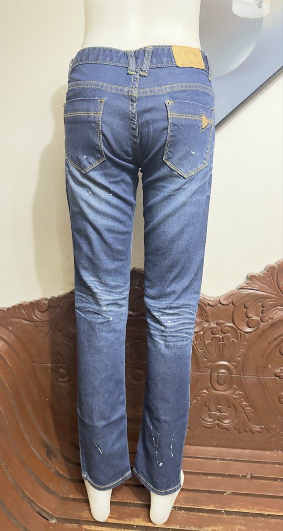 Blue denim jeans with paint splatter effect slim fit (Category: Jeans) located in Marikina City. Submitted by lorradel (Listing ID 1466796640, Image 3). Description: - fits 24-26 waist - once used tumaba kasi anak ko - Style: Slim cut with a flattering mid-rise waist and button closure - Wash/Color: Classic blue denim with trendy distressed fading down the front legs - Details: Unique white paint splatter spots near pockets and hems, plus contras