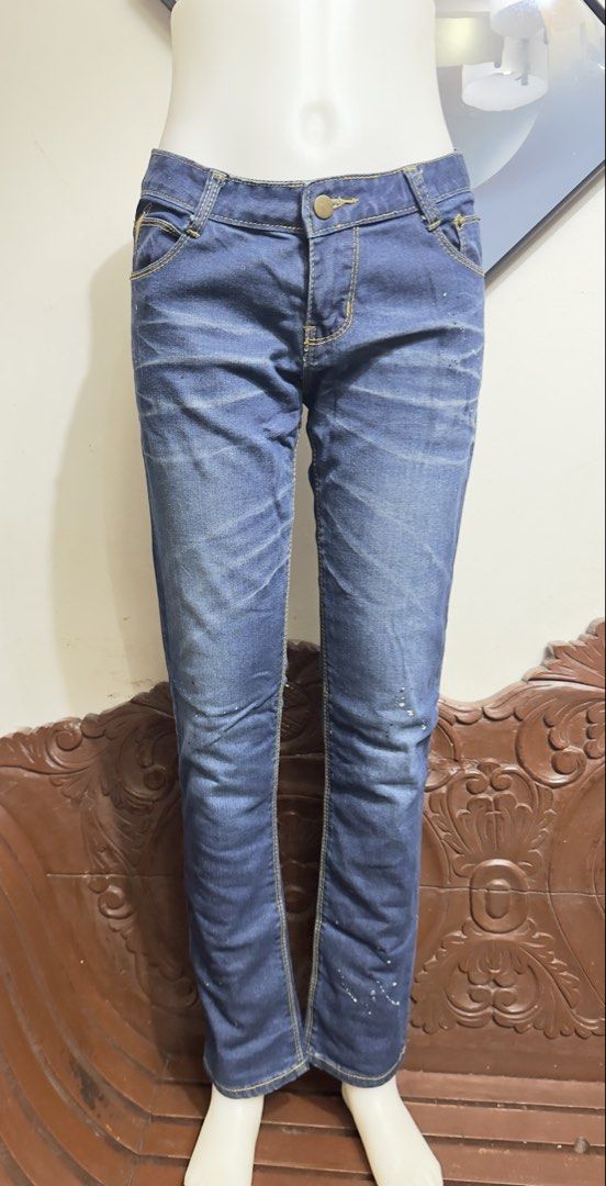 Blue denim jeans with paint splatter effect slim fit (Category: Jeans) located in Marikina City. Submitted by lorradel (Listing ID 1466796640, Image 1). Description: - fits 24-26 waist - once used tumaba kasi anak ko - Style: Slim cut with a flattering mid-rise waist and button closure - Wash/Color: Classic blue denim with trendy distressed fading down the front legs - Details: Unique white paint splatter spots near pockets and hems, plus contras