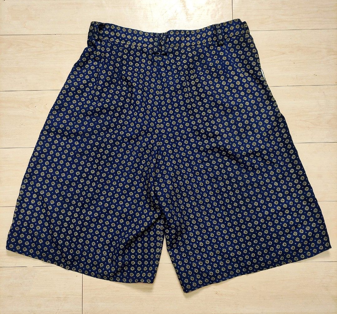 Blue Printed Short Shorts (Category: Shorts) located in Caloocan City. Submitted by happystar.e0dc1b (Listing ID 1466806377, Image 2). Description: ⚠️PLEASE CLICK THE IMAGE TO SEE THE SIZE⚠️ FB PAGE: IPPEUNI AGASSI Location: Caloocan City ❌ No haggling ❌ No when worn ❌ No "more pics" ❌ No flaws, unless stated ❌ Request for specific measurements of neck, arm, shoulder etc will not be entertained.