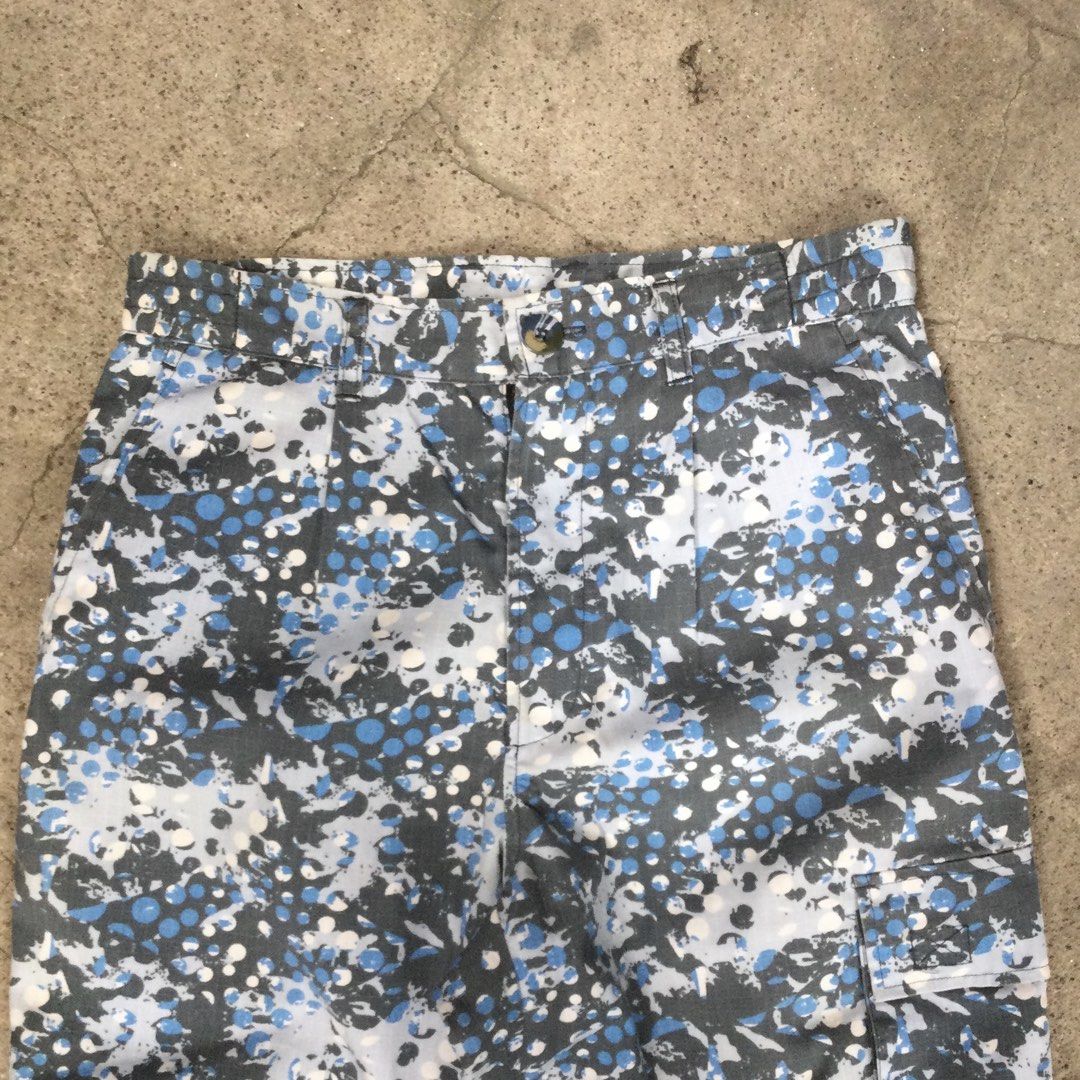 Blue Splatter Camouflage Cargo Pants (Category: Other Bottoms) located in Binangonan. Submitted by ininnep (Listing ID 1466925510, Image 2). Description: ✅ Item Identified: Blue Splatter Camouflage Cargo Pants 🩳 Details: Size : 30-34 • Type: Lightweight outdoor/casual cargo trousers • Pattern: Unique blue, grey & white splatter/dot camouflage — not standard military camo • Features: Side cargo pocket, elasticated/adjustable cuffs with Velcro tab