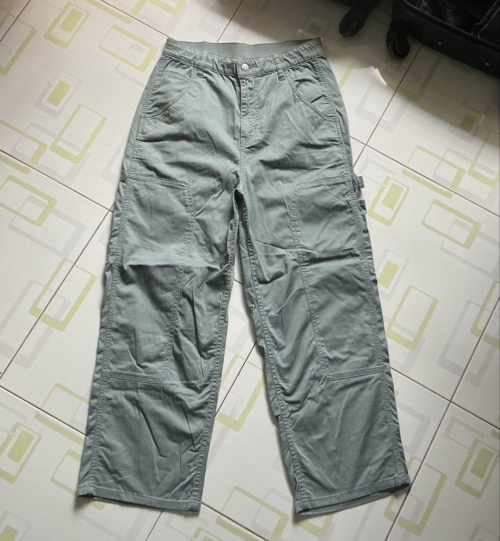 Bossini Green Cargo Pants (unisex) (Category: Jeans) located in Pasay City. Submitted by neighbourhoodfinds (Listing ID 1466836372, Image 1). Description: - Brand: Bossini - Size: 28-30 (175/72Y) Length: 38 - Color: Muted sage green - Fit: Relaxed loose fit with elasticated waistband detail - Material: Sturdy cotton twill - Features: Multiple utility pockets, front button closure, and belt loops - Style: Great for everyday casual streetwear.