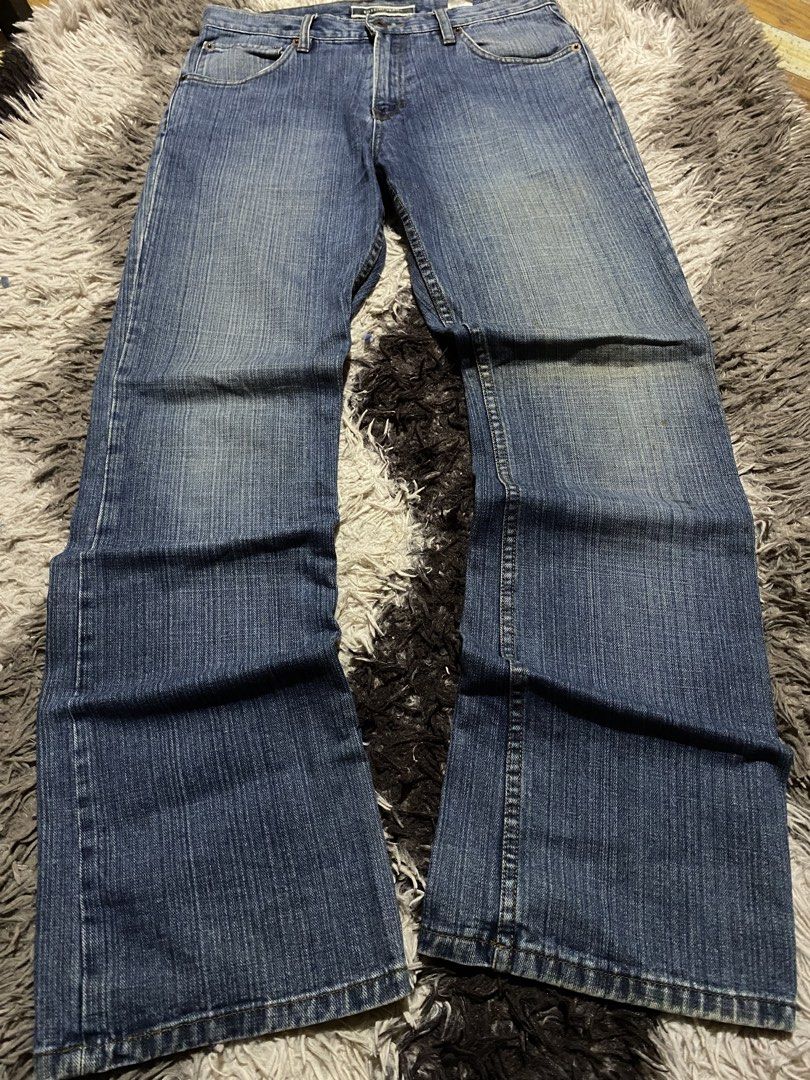 Bossini Jeans Size 30 32 Blue Denim (Category: Jeans) located in Caloocan City. Submitted by remythrift (Listing ID 1466913153, Image 2). Description: - Brand: Bossini - Color: Classic blue denim - Size: 30 waist / 32 length - Fit: Regular fit, straight leg - Style: Five-pocket design with button closure and belt loops - Condition: Sturdy cotton fabric with nice light fading, clean hems.