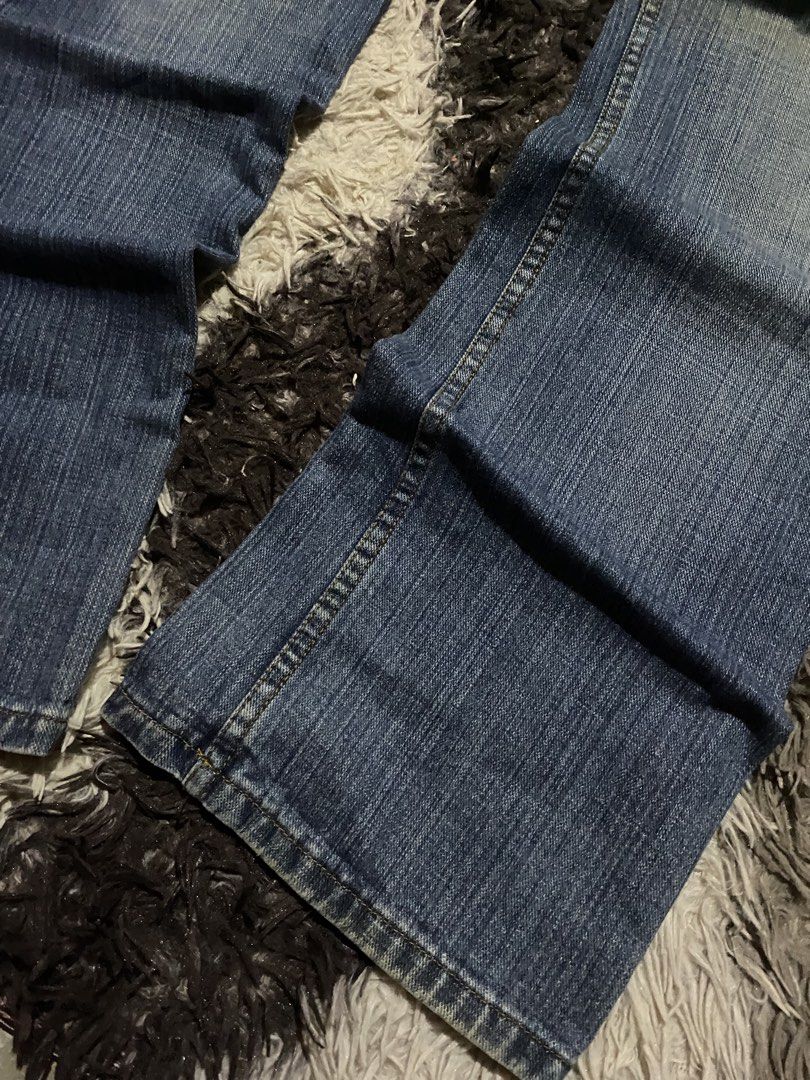 Bossini Jeans Size 30 32 Blue Denim (Category: Jeans) located in Caloocan City. Submitted by remythrift (Listing ID 1466913153, Image 3). Description: - Brand: Bossini - Color: Classic blue denim - Size: 30 waist / 32 length - Fit: Regular fit, straight leg - Style: Five-pocket design with button closure and belt loops - Condition: Sturdy cotton fabric with nice light fading, clean hems.