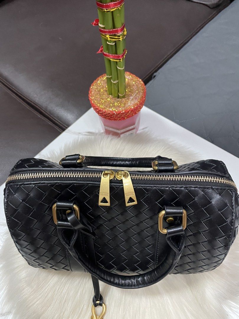 Bottega Veneta (Category: Cross-body Bags) located in Mandaue City. Submitted by ludz_0246 (Listing ID 1466917475, Image 3). Description: Brass Gold Hardware In 26cm Two Way Coded Dustbag No flaw.