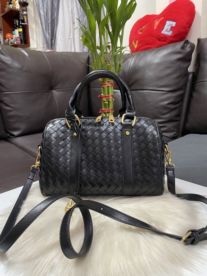 Bottega Veneta (Category: Cross-body Bags) located in Mandaue City. Submitted by ludz_0246 (Listing ID 1466917475, Image 2). Description: Brass Gold Hardware In 26cm Two Way Coded Dustbag No flaw.