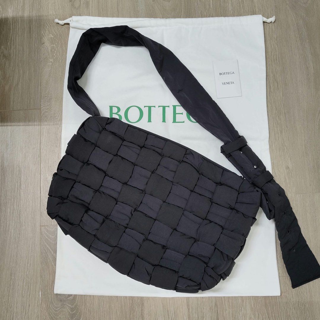 Bottega Veneta Friday Cassette （分類：小袋）位於 Hong Kong。 由 koma_san 提交（商品編號 1466949473，圖片 1）。簡介： 100% Real,90% New Col: black Made in Italy 。