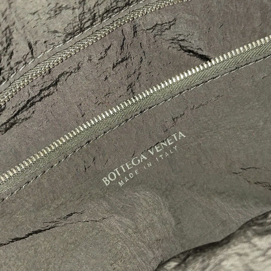 Bottega Veneta Friday Cassette （分類：小袋）位於 Hong Kong。 由 koma_san 提交（商品編號 1466949473，圖片 9）。簡介： 100% Real,90% New Col: black Made in Italy 。