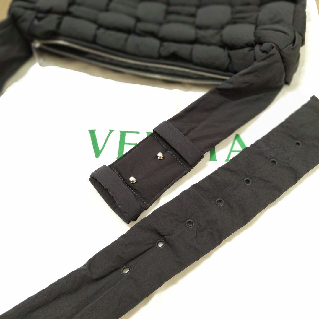 Bottega Veneta Friday Cassette （分類：小袋）位於 Hong Kong。 由 koma_san 提交（商品編號 1466949473，圖片 6）。簡介： 100% Real,90% New Col: black Made in Italy 。