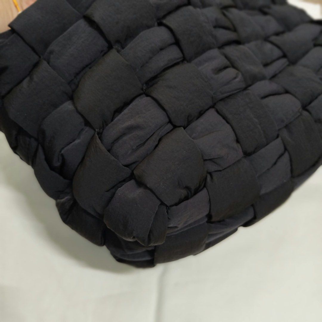 Bottega Veneta Friday Cassette （分類：小袋）位於 Hong Kong。 由 koma_san 提交（商品編號 1466949473，圖片 5）。簡介： 100% Real,90% New Col: black Made in Italy 。