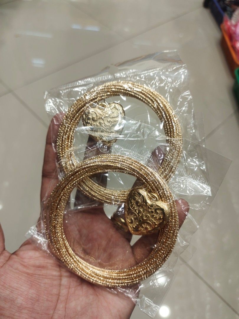 Bracelet Accessories (Category: Bracelets) located in Manila. Submitted by layagmaryr37323 (Listing ID 1466805922, Image 1). Description: available for retail wholesale thru lalamove pickup.