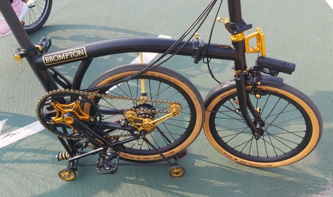Brompton 小布 黑金改裝摺疊單車(全改) （分類：單車）位於 Hong Kong。 由 henryip 提交（商品編號 1466921279，圖片 3）。簡介： 全改小布 除了車架外全部改晒 過萬改裝品 車令 貨架 等原裝品 仲有係度 改完之後踩咗四次 六速 全新一樣 可議。