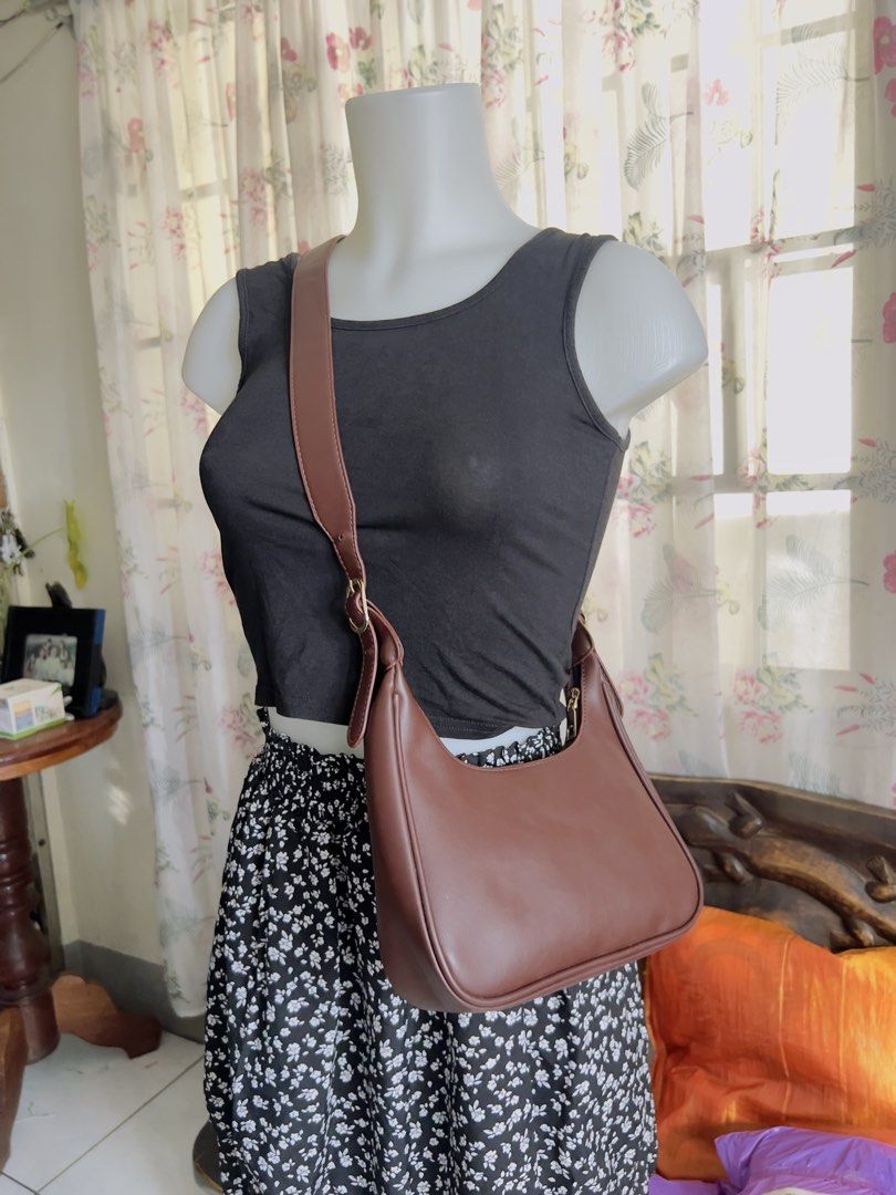 Brown Shoulder Bag (Category: Shoulder Bags) located in Bayombong. Submitted by xtieenyta (Listing ID 1466927133, Image 1). Description: Like new pa. No flaws. Need lang punasan sa loob. PAYMENT FIRST BEFORE SHIPPING. .