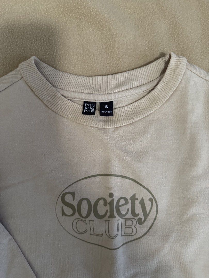 Brown Sweater (Category: Longsleeves) located in San Luis. Submitted by oshdeclutters (Listing ID 1466812605, Image 2). Description: .