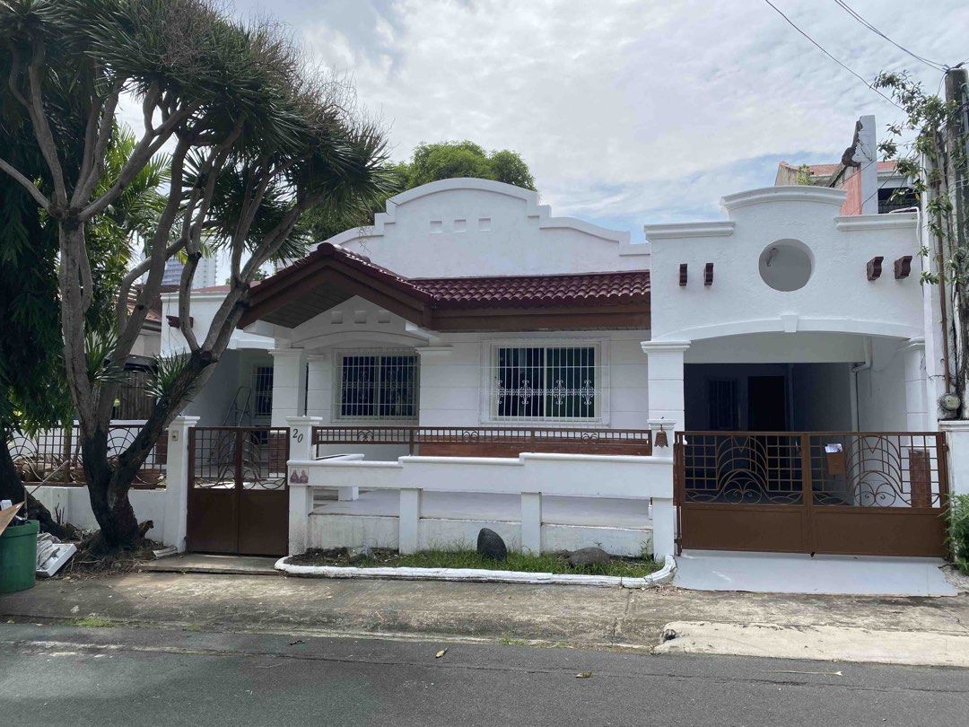 Bungalow House For Rent (Category: House & Lot) located in Las Pinas. Submitted by mariafutalan510 (Listing ID 1466912696, Image 1). Description: Ayala Alabang Village District 2 - Bungalow House For Rent LA180sqm 2Bedrooms 2Toilet and Bath Maidsroom w/TB 1Car Garage Rental Rate: Php 60,000.00 Annual Village Association Dues and Registration Fee of 10,000.00 as new tenant shall be for the account of the LESSEE Viewing: By Appointment .