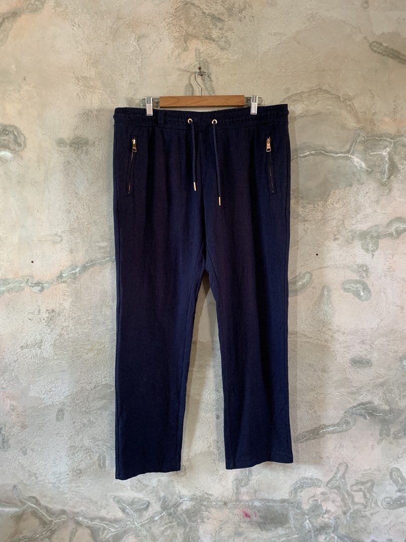 Burberru sweat pants (Category: Joggers) located in Famy. Submitted by stuffxsogood. (Listing ID 1466852489, Image 1). Description: Burberry sweat pants XL 32-36 Length 39.5 Hem 7.5 Good as new.