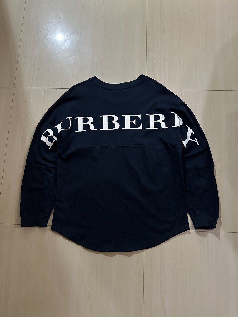 Burberry (Category: Coats, Jackets and Outerwear) located in Alitagtag. Submitted by bhthrift_30 (Listing ID 1466891115, Image 3). Description: Burberry Big Script Size large Excellent condition 1500 freeship Dm📩.