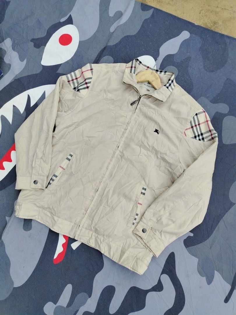 BURBERRY HARRINGTON JACKET (Category: Coats, Jackets and Outerwear) located in Valencia. Submitted by hunterxthrifter (Listing ID 1466857606, Image 2). Description: EXCELLENT CONDITION SIZE XL BESTFIT MEDIUM W-22.5 L-28.